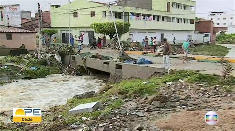 Vídeo Chuva forte causa transtornos em Caruaru e prefeitura decreta