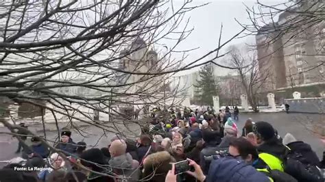 In Migliaia Ai Funerali Di Navalny