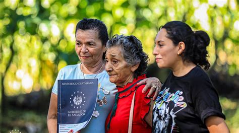 Ministerio De Vivienda Entrega Escrituras De Propiedad A Familias De