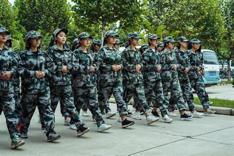 郑州成功财经学院校服 大山谷图库