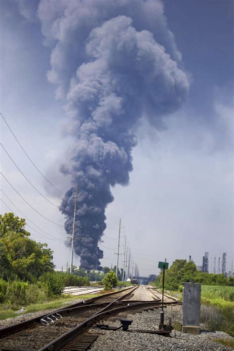 Fire at Louisiana oil refinery sends tower of black smoke into the air ...