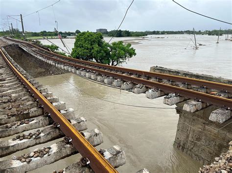 八掌溪堤防潰堤臺南淹水台鐵地基掏空軌道位移 卓榮泰現場勘災 台新傳媒台灣新新聞報