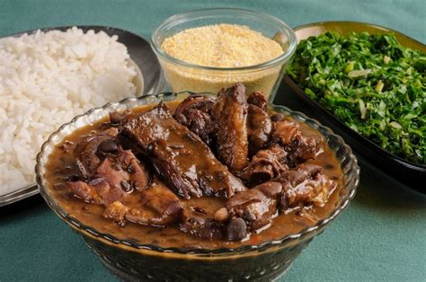 Feijoada un popular plato brasileño hecho con frijoles negros y carne