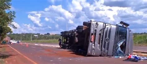 Motorista Tenta Desviar De Bloqueio E Carreta Tomba Em Mt Mato Grosso