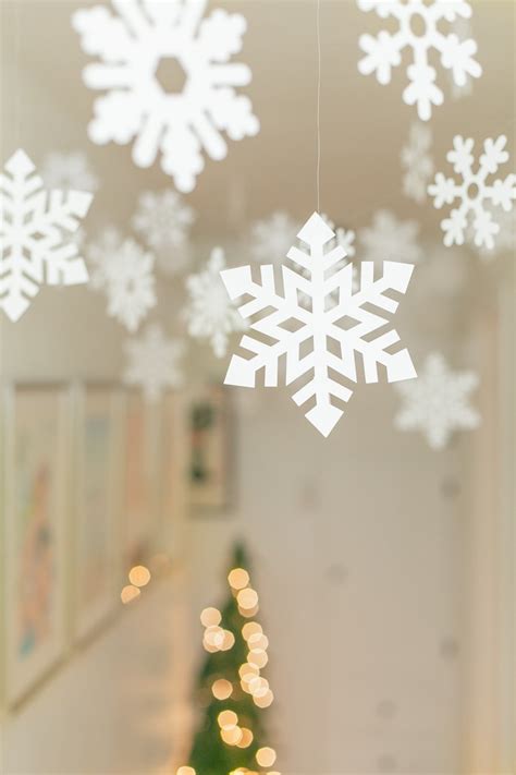 Snowflake Decorations for Winter » DIY from Lovely Indeed