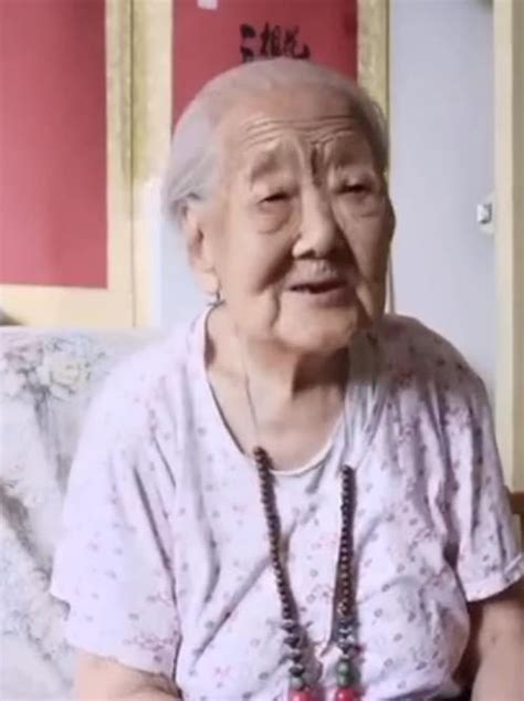 107歲老人一年吃十多斤蜂蜜，每天晨起做100次拉伸，盤念珠一萬次 壹讀