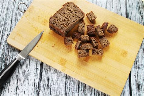 Сухарики из черного хлеба с чесноком в духовке - 1000.menu