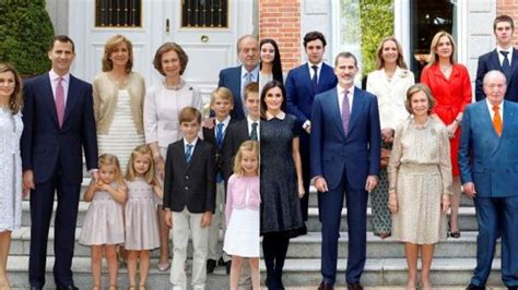 Siete A Os Entre Las Dos Ltimas Fotos De La Familia Real Al Completo