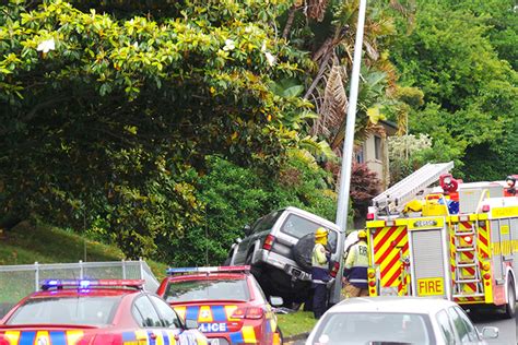 SunLive Vehicle Smashes Into Light Pole The Bay S News First