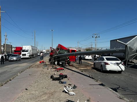 Conductor de camión con plataforma derriba poste que cae arriba de otro