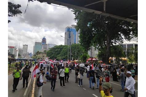 Massa Aksi Pa Mulai Berdatangan Kecewa Tak Bisa Ke Istana Negara