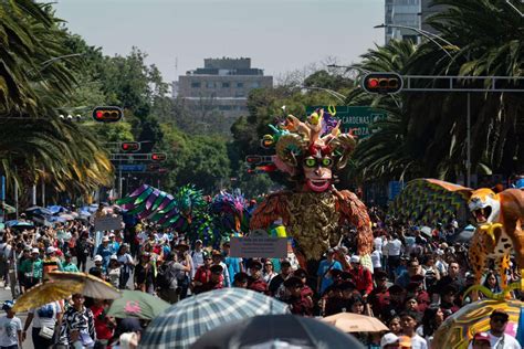 Festividades de Día de Muertos inician en CDMX con desfile de alebrijes