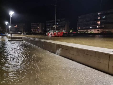 Poplave U Obrovcu I Gra Acu Izlile Se Rijeke Zrmanja I Otu A Na