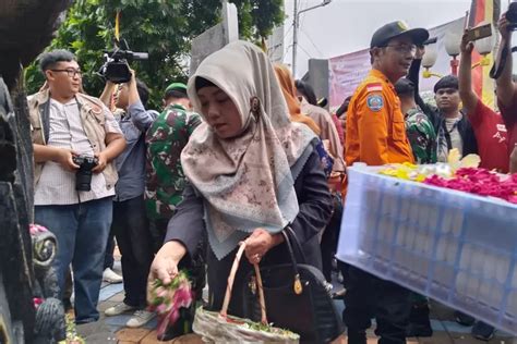 Kenang Tahun Gempa Sumbar Masyarakat Tabur Bunga Di Monumen Gempa