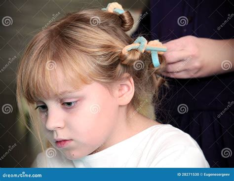 Petite Fille Russe Blonde Avec Des Bigoudis Photo Stock Image Du Mode
