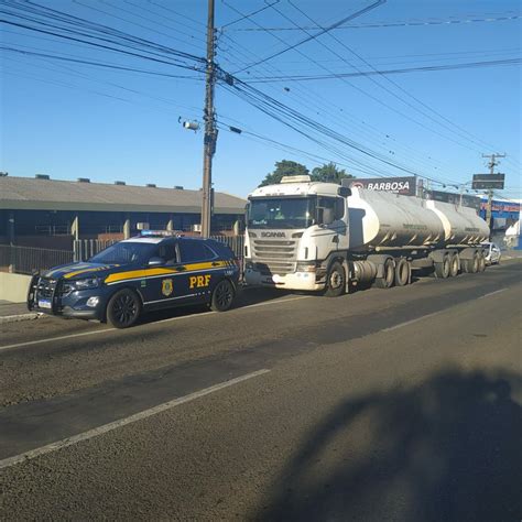 Prf Recupera Caminh O Roubado E Liberta Motorista Que Era Mantido Ref M