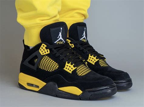 Jordan 4 Thunder On Feet Flash Sales | bellvalefarms.com