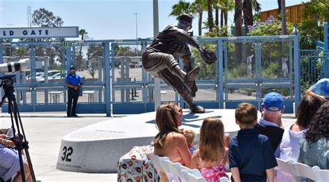 Sandy Koufax Honored With A Statue At Dodger Stadium Jewish Telegraphic Agency