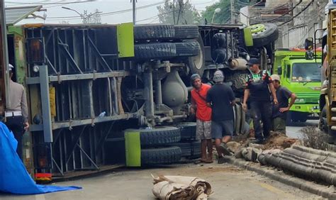 Truk Hino Bermuatan Gula Pasir Terbalik Pantura Pekalongan Macet 10