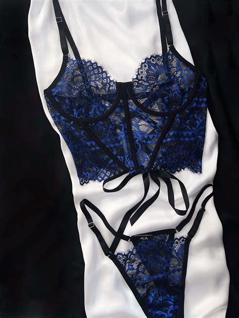 Gorset Z Miseczkami Na Fiszbinach I Stringi Alia Lingerie