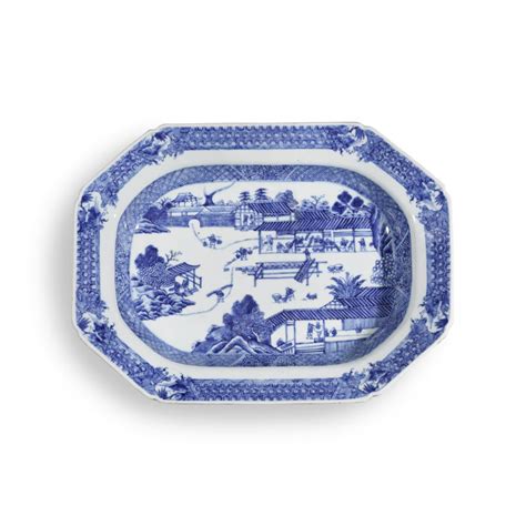 At Auction RARE ASSIETTE OCTOGONALE EN PORCELAINE BLEU BLANC Époque