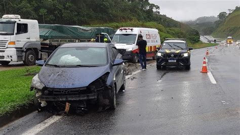 Motorista De Carro Perde O Controle Da Dire O E Deixa Duas Feridas Na