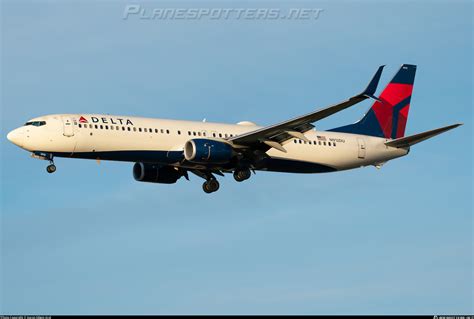 N912DU Delta Air Lines Boeing 737 932ER WL Photo By Aaron Edwin Arul