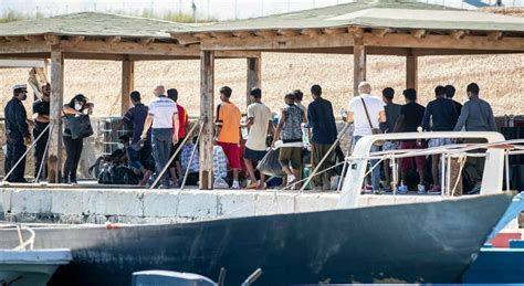 Migranti Sbarchi Senza Sosta Lampedusa Al Collasso Oltre