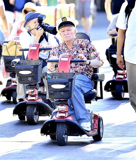 Vidéo Exclusif Hugh Hefner à Disneyland En Californie Le 6