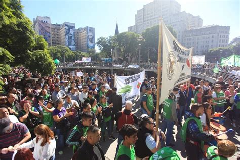 Multitudinarias marchas universitarias en todo el país El Litoral