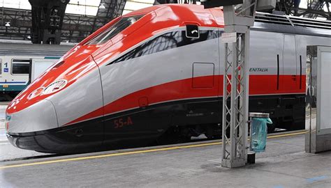 Caos Alla Stazione Di Firenze E Treni In Ritardo Uomo Che Passeggia