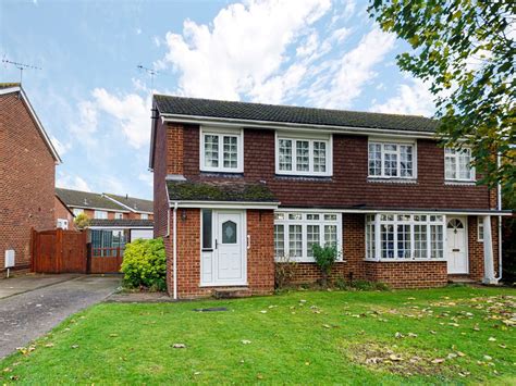 3 Bed Semi Detached House For Sale In Beverley Gardens Maidenhead Sl6