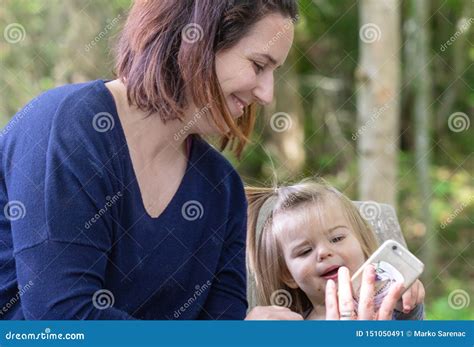 Madre Hija Naturaleza Tel Fono Lindo Alegr A Imagen De Archivo Imagen