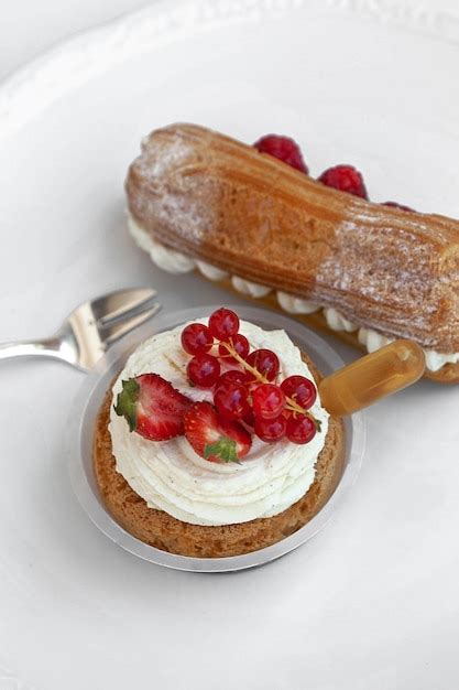 Pasteles Franceses En Un Plato Blanco Foto Premium