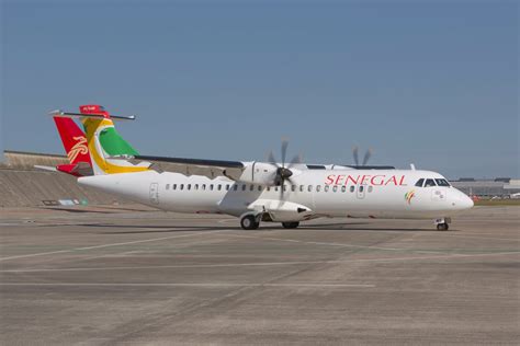 L un des avions de Air Sénégal paré au décollage