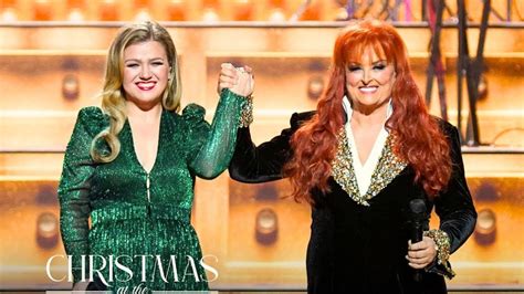 Kelly Clarkson Wynonna Judd S Powerful Christmas Duet Sparks Magic