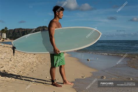 Junger M Nnlicher Surfer Steht Mit Surfbrett Am Strand Pazifische