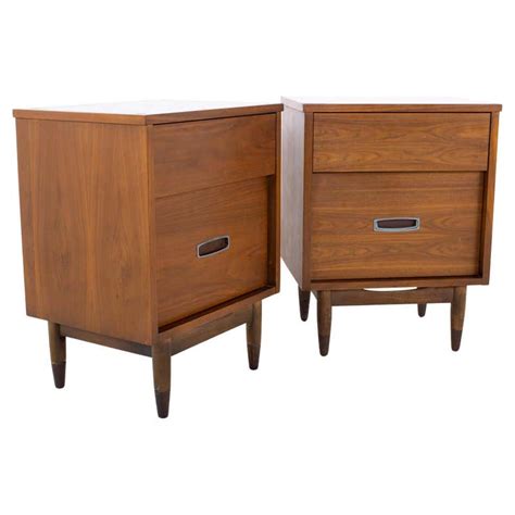 Pair Of Mid Century Nightstands By Hooker At 1stdibs