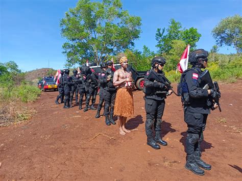 Sat Brimob Polda Papua Gelar Acara Tradisi Pengambilan Air Suci Jelang