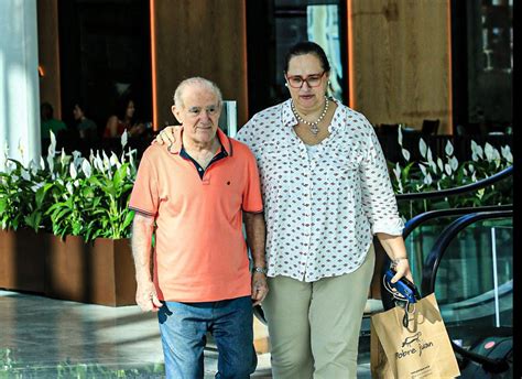 Renato Aragão troca beijos Lilian Aragão em shopping do Rio fotos