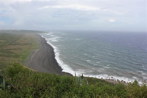 常夏通信：その59 戦没者遺骨の戦後史5 常夏記者、灼熱の硫黄島で遺骨を掘る 毎日新聞