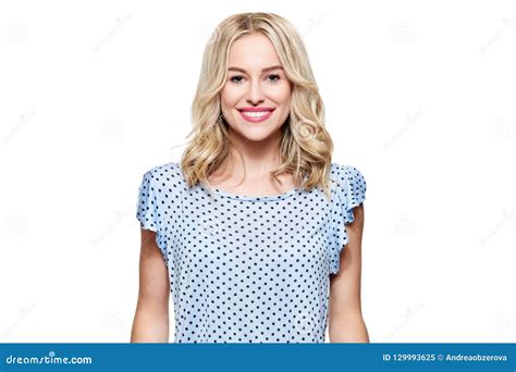 Belle Jeune Femme De Sourire Blonde Avec La Peau Propre Le Maquillage Naturel Et Les Dents