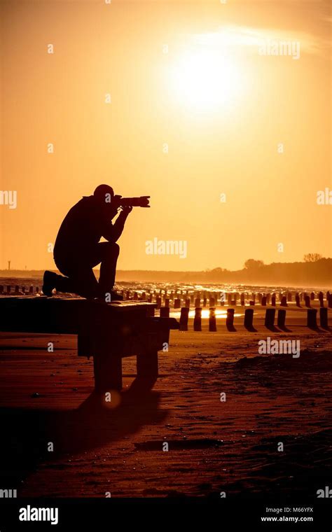 Man kneeling silhouette hi-res stock photography and images - Alamy