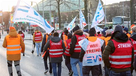 Warnstreiks Bus Bahn Flugverkehr Weitgehend Lahmgelegt Auch