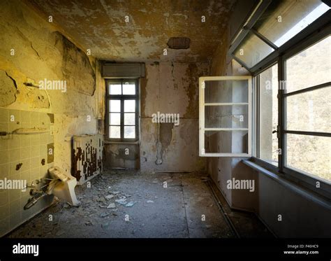 empty room, interior of a old house Stock Photo - Alamy