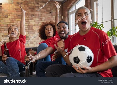 Familia Viendo Partidos De Fútbol Americano En La Televisión En Casa