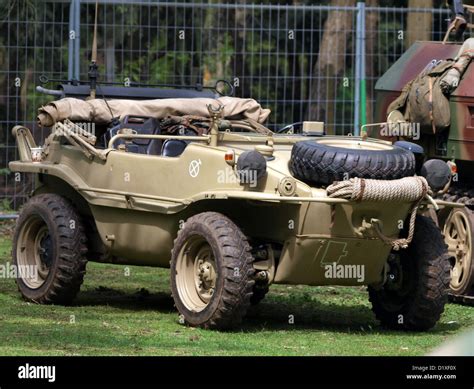 Volkswagen type 166 schwimmwagen fotografías e imágenes de alta