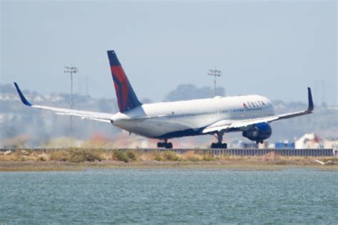 Delta Airlines Boeing Winglets Taking Off Runway Flickr