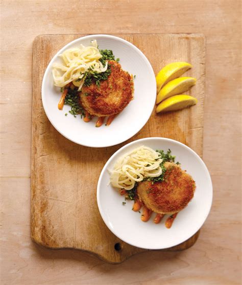 Dungeness Crab Cakes With Spicy Paprika Mayo Recipe Sunset Magazine