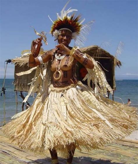 KANGE NGA KONA: Papua New Guinea women in traditional attire